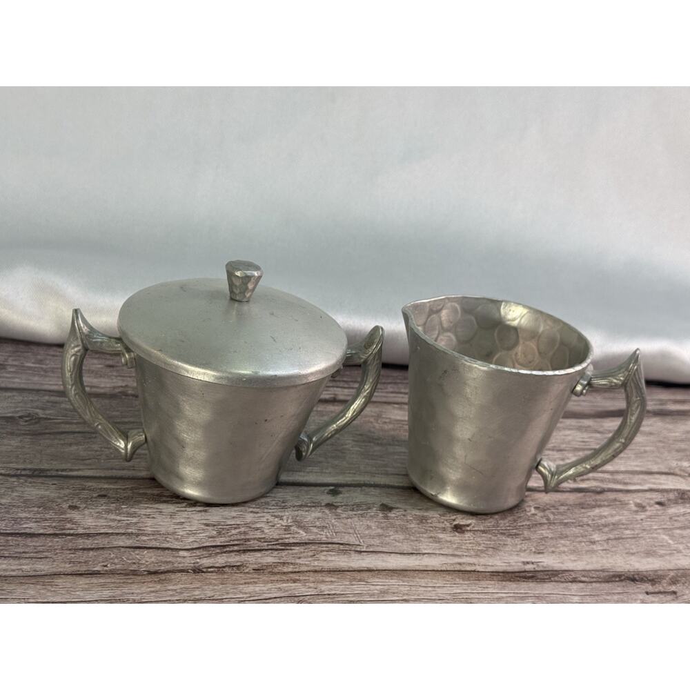 Everlast Silver Toned Hammered Creamer and Sugar Set